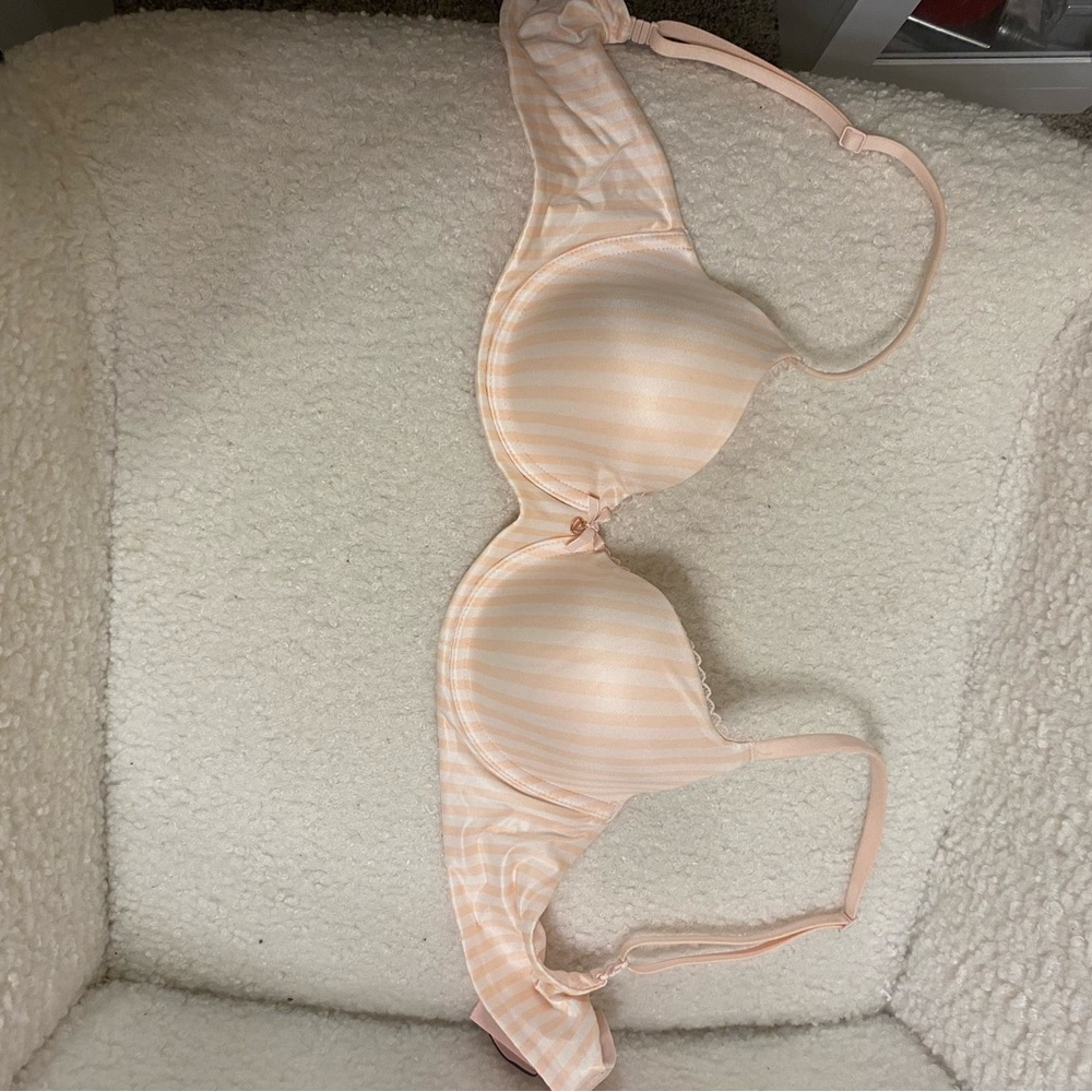 Victoria's Secret Cream Bra with Subtle Texture and Adjustable Straps
